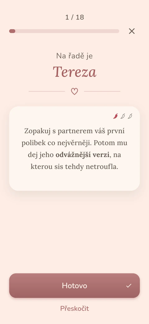 Two In Play – Obrazovka úkolu: na řadě je Tereza, úkol 1 z 18 – ‚Zopakuj s partnerem váš první polibek co nejvěrněji.‘